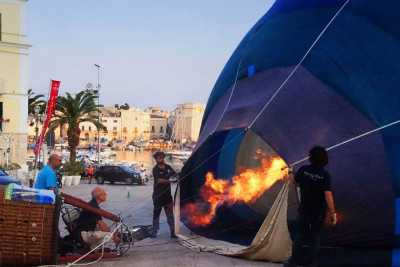 Le romantiche mongolfiere, c'� chi le fa librare in aria ancora oggi: ecco come